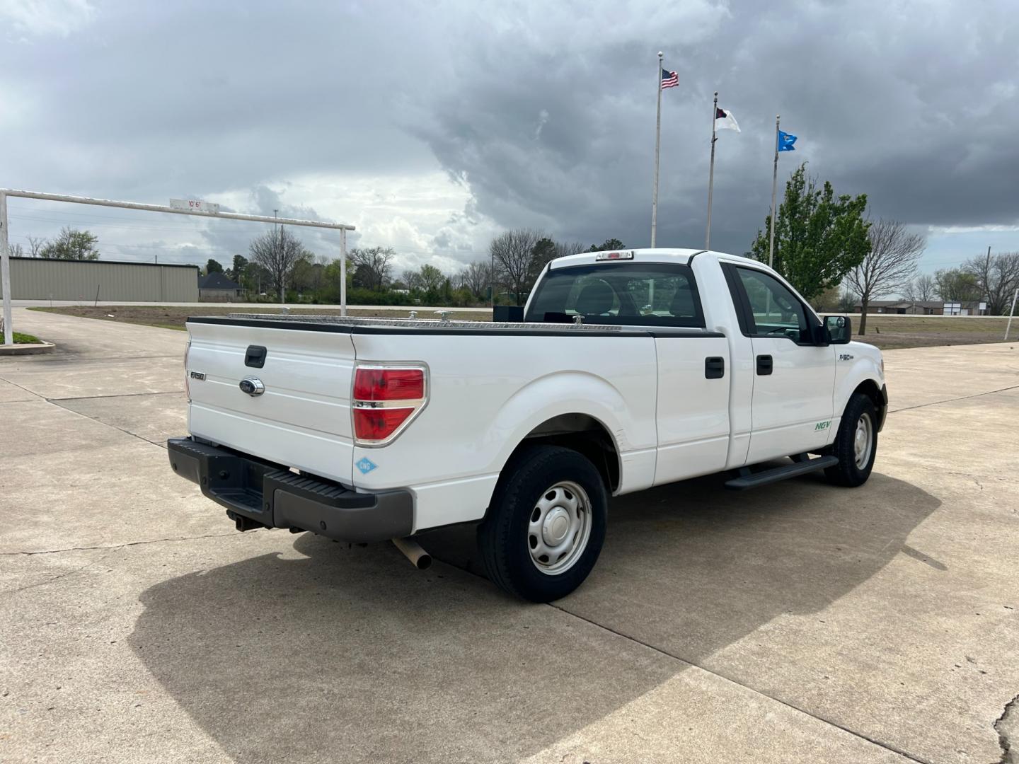 2014 White /Gray Ford F-150 STX 6.5-ft. Bed 2WD (1FTMF1CM7EK) with an 3.7L V6 DOHC 24V engine, 6-Speed Automatic transmission, located at 17760 Hwy 62, Morris, OK, 74445, (918) 733-4887, 35.609104, -95.877060 - Photo#4